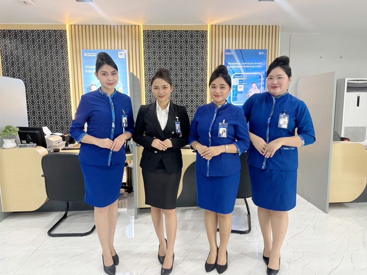 Frontliner BRI Cabang Tahuna melayani nasabah di bagian Teller dan Customer Service dengan mengutamakan keramahan, ketelitian, dan profesionalisme untuk menjaga kepercayaan serta memberikan pengalaman perbankan yang nyaman bagi masyarakat. (Foto: Ist)