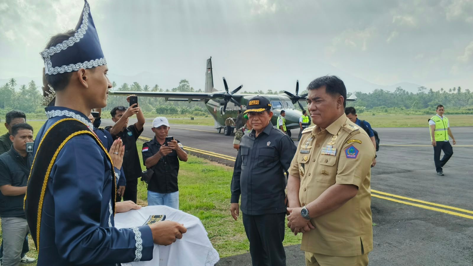Gubernur Sulawesi Utara Yulius Selvanus didampingi ketua DPRD Provinsi Fransiscus Andi Silangen disambut di Bandara Udara Naha, Kabupaten Kepulauan Sangihe. (Foto: SNews)