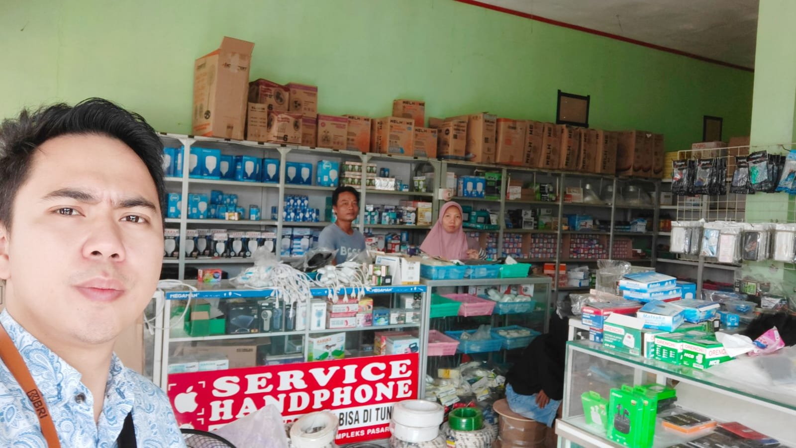 Mantri BRI Unit Melonguane, Weny Bojoh, mendampingi nasabah di wilayah kepulauan sebagai bagian dari komitmen BRI Cabang Tahuna memperluas akses layanan keuangan dan mendukung pertumbuhan UMKM lokal. Foto: Ist)