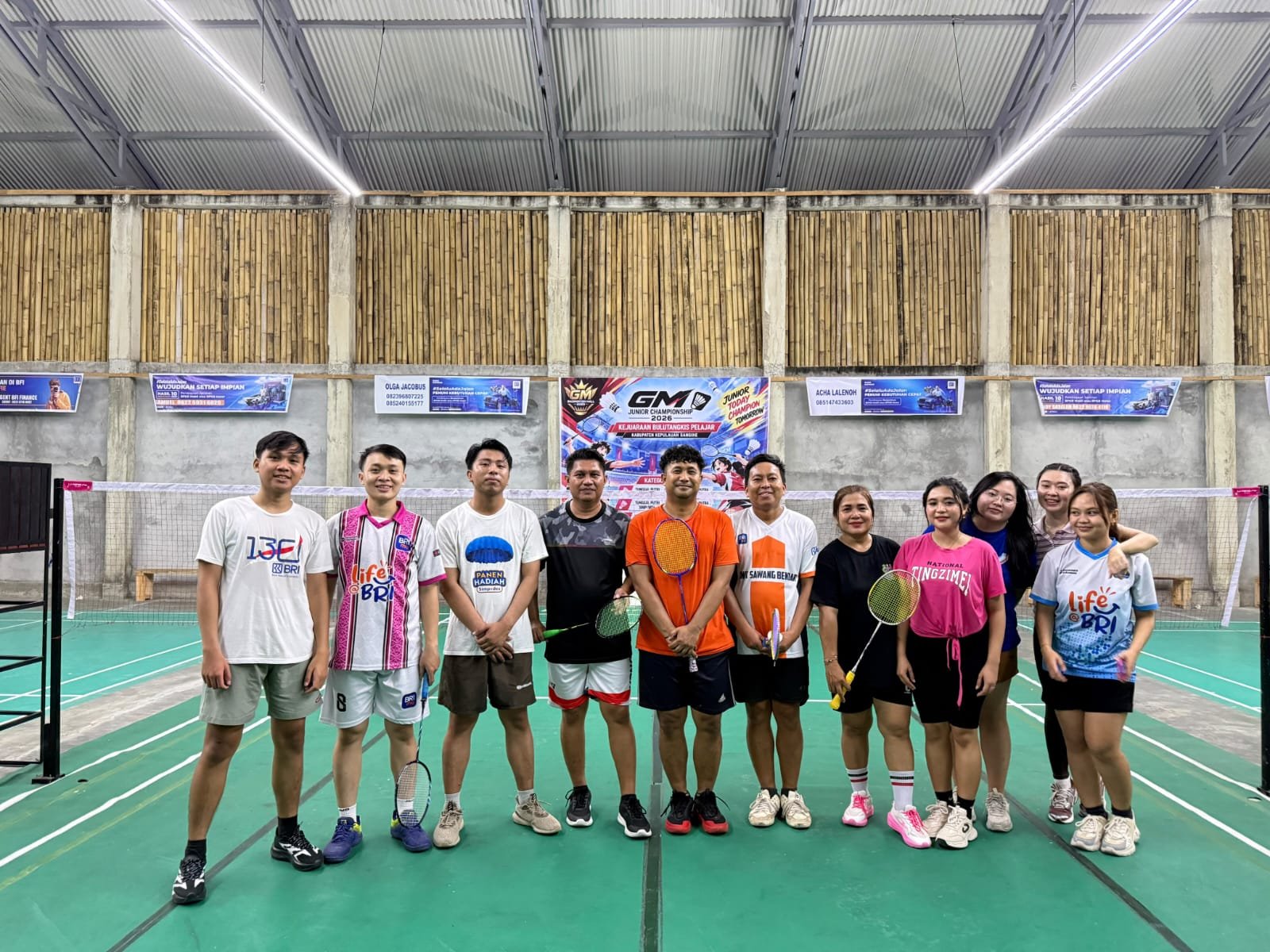 Komunitas BRI Badminton BRI Cabang Tahuna menggelar olahraga rutin pada 20 Oktober 2026 untuk menjaga kebugaran, mempererat kebersamaan lintas generasi, dan menumbuhkan sportivitas di lingkungan kerja. (Foto: Ist)