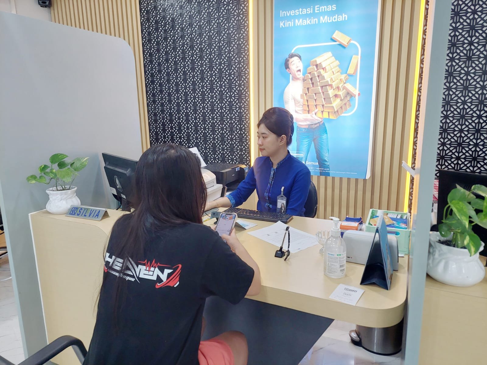 Petugas BRI Cabang Tahuna melayani pembayaran dana Program Indonesia Pintar pada 22 Oktober 2026 dengan mengutamakan kenyamanan, keamanan, dan kelancaran transaksi bagi siswa penerima bantuan pendidikan. (Foto: Ist)