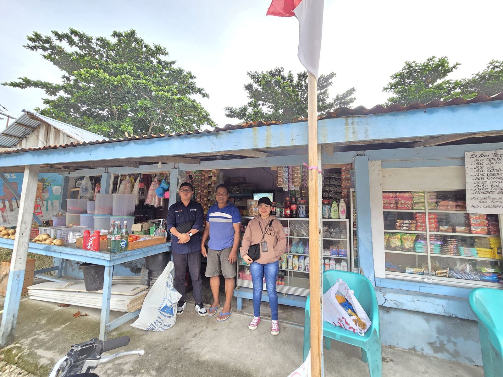 Mantri BRI Unit Lirung, Thalia Maparipe, mendampingi nasabah Herry Amisi di Pulau Mangaran sebagai bagian dari upaya BRI Cabang Tahuna mendekatkan layanan perbankan kepada masyarakat kepulauan.