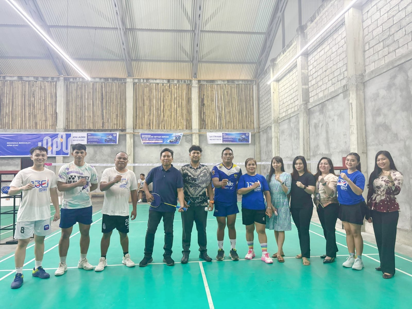 Perwakilan Komunitas Badminton BRI Cabang Tahuna mengikuti pertandingan dalam rangka HORI 2026 di GM Badminton Hall Santiago, Tahuna, untuk mempererat silaturahmi dan menjunjung tinggi sportivitas antarinstansi. (Foto: Ist)