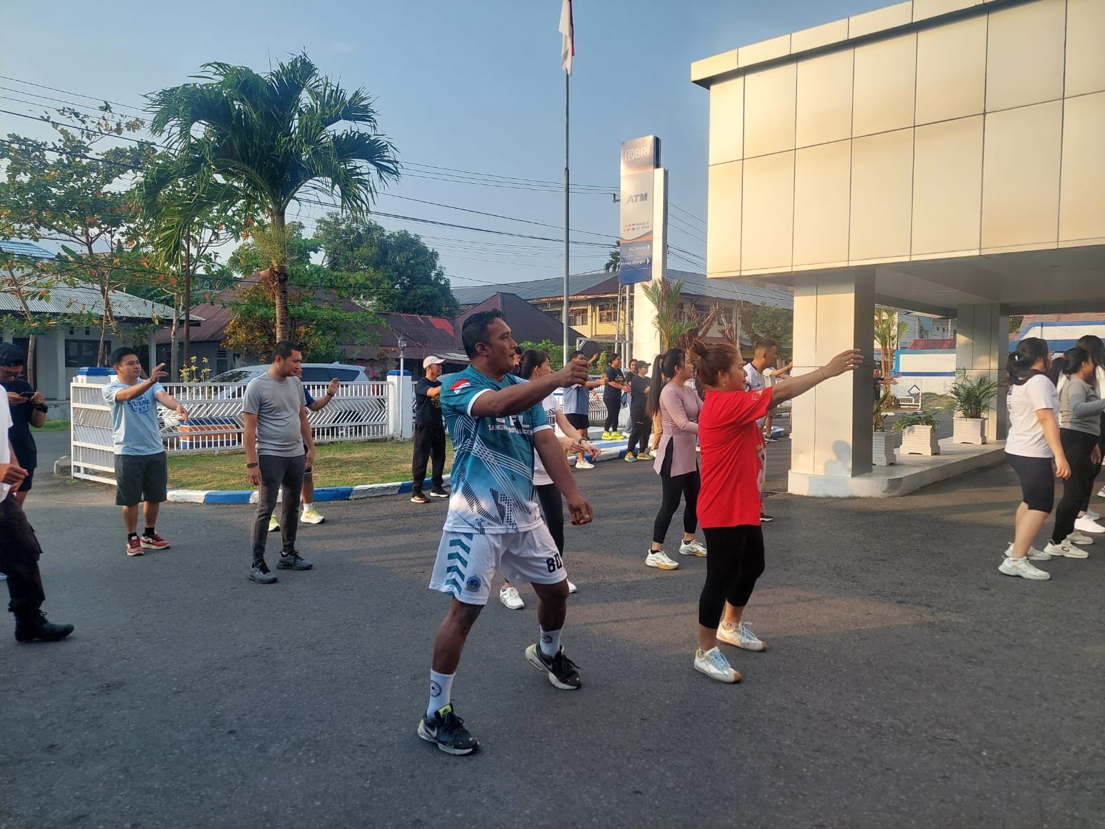 BRI Cabang Tahuna bersama jajaran BPN Kabupaten Kepulauan Sangihe mengikuti kegiatan senam zumba bersama untuk mempererat sinergi dan kebersamaan, Jumat (23/10/2026). (Foto: Ist)